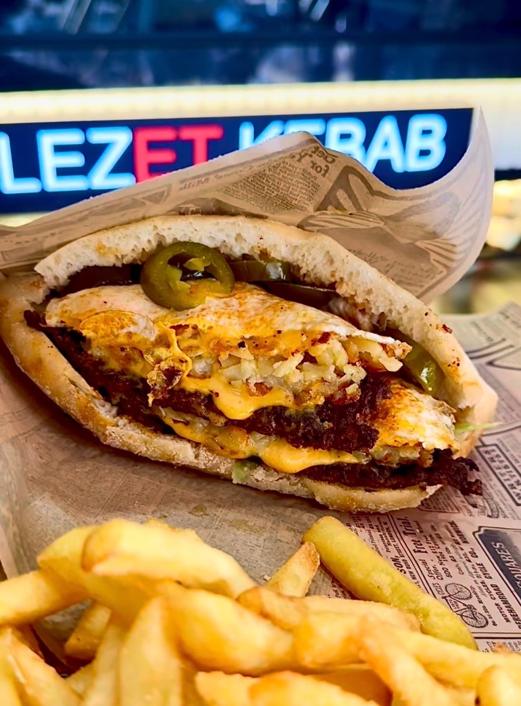 Assiette grillades, riz et accompagnements Lezet